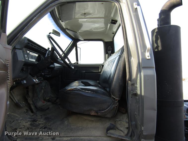 image for item DE5940 1994 Ford F700 truck cab and chassis