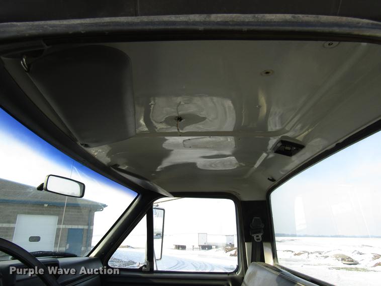 image for item DE5940 1994 Ford F700 truck cab and chassis