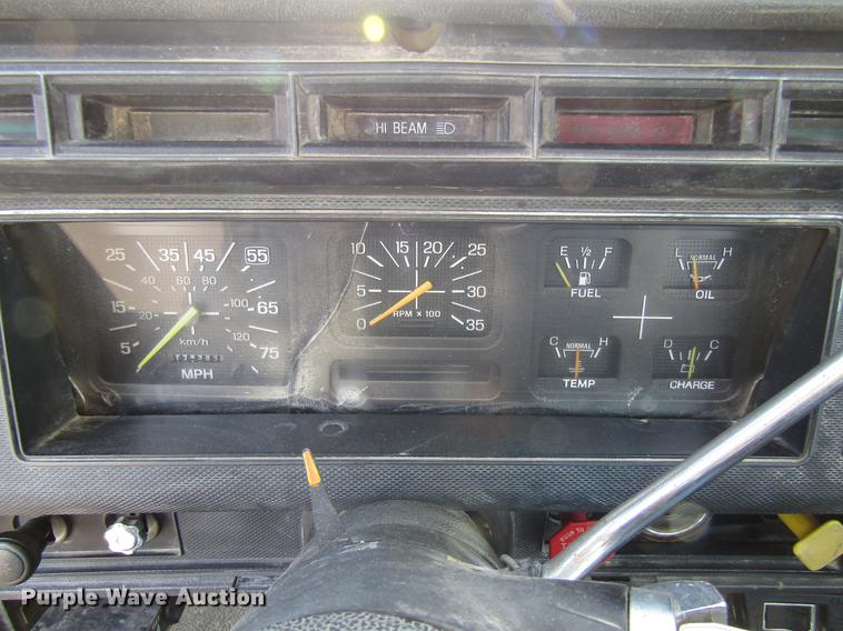 image for item DE5940 1994 Ford F700 truck cab and chassis