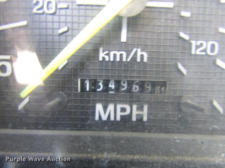 image for item DE5940 1994 Ford F700 truck cab and chassis