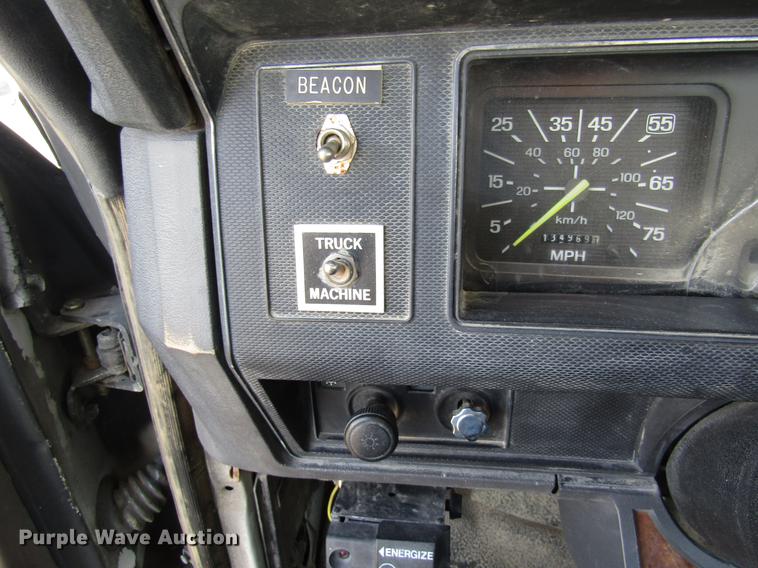 image for item DE5940 1994 Ford F700 truck cab and chassis