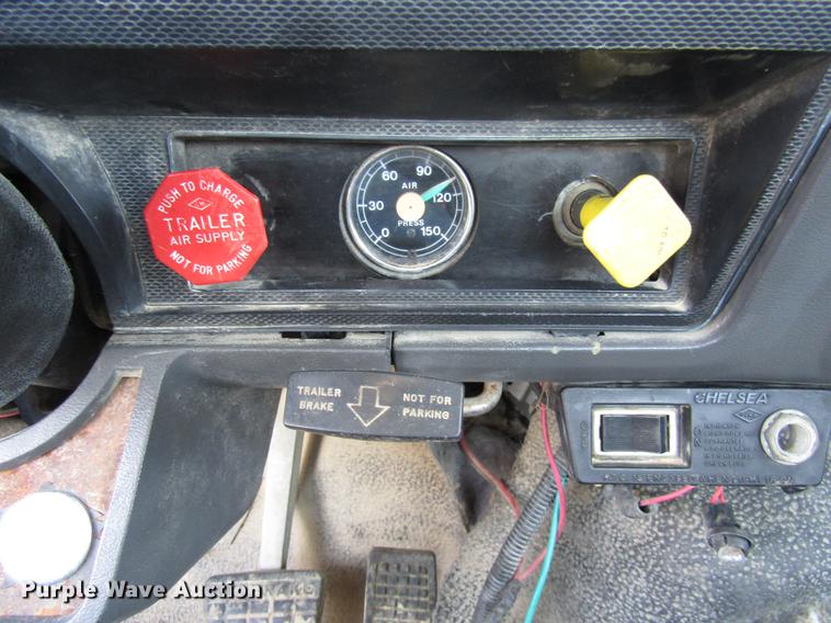 image for item DE5940 1994 Ford F700 truck cab and chassis