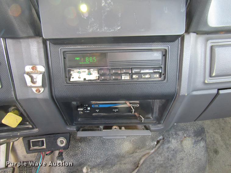 image for item DE5940 1994 Ford F700 truck cab and chassis