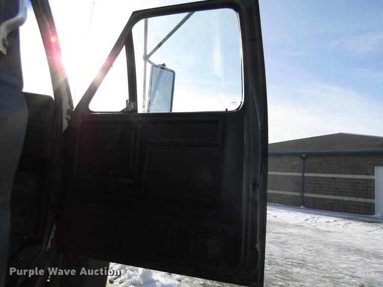 image for item DE5940 1994 Ford F700 truck cab and chassis