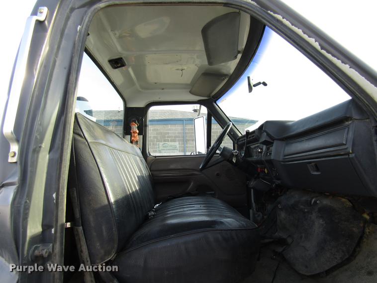image for item DE5940 1994 Ford F700 truck cab and chassis