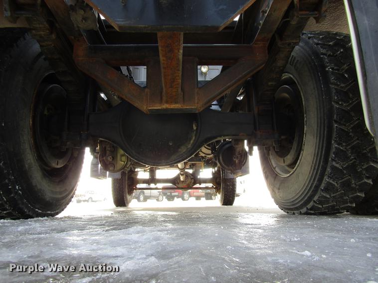 image for item DE5940 1994 Ford F700 truck cab and chassis