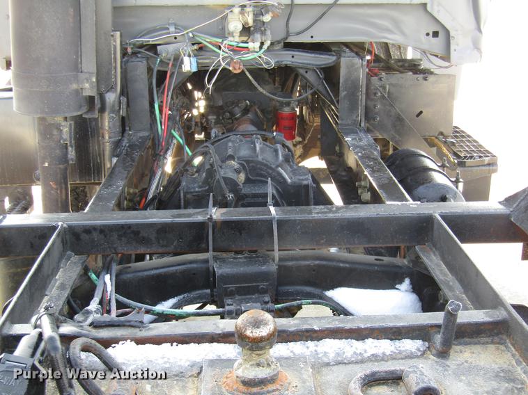 image for item DE5940 1994 Ford F700 truck cab and chassis