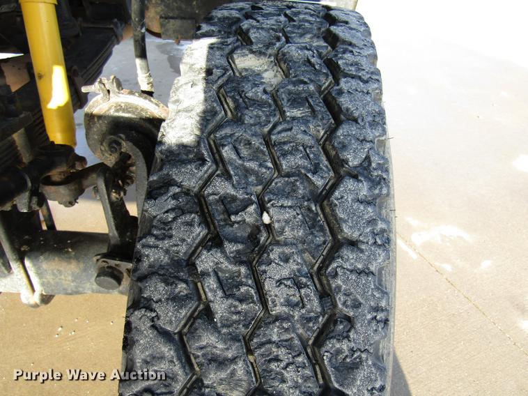 image for item DE5940 1994 Ford F700 truck cab and chassis