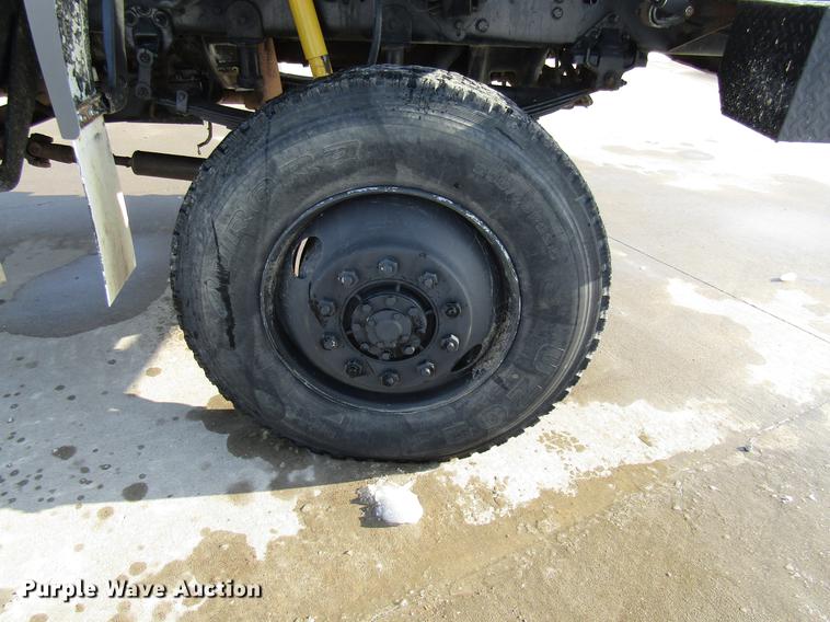 image for item DE5940 1994 Ford F700 truck cab and chassis