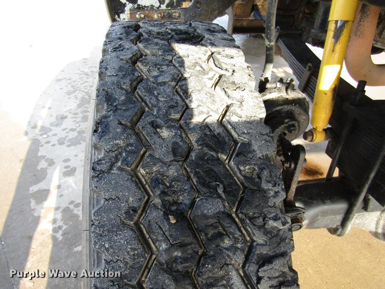 image for item DE5940 1994 Ford F700 truck cab and chassis