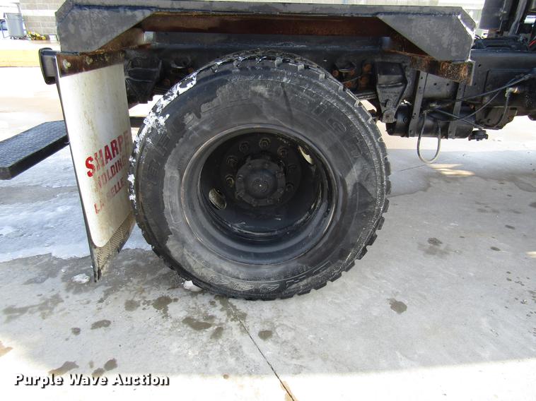 image for item DE5940 1994 Ford F700 truck cab and chassis