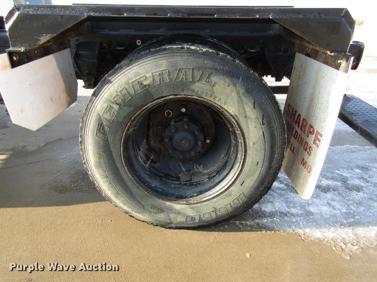 image for item DE5940 1994 Ford F700 truck cab and chassis