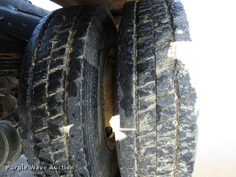 image for item DE5940 1994 Ford F700 truck cab and chassis