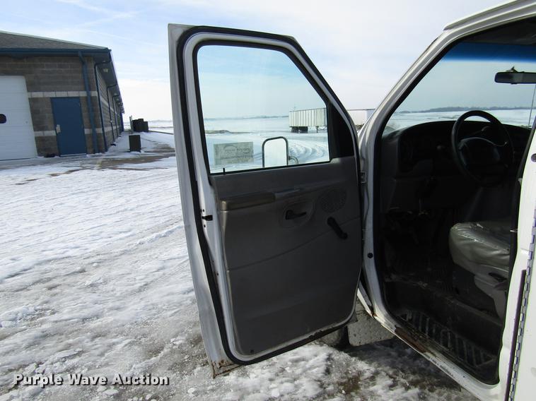 image for item DE5942 2000 Ford Econoline E350 Super Duty utility van