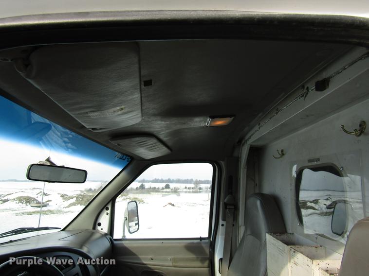 image for item DE5942 2000 Ford Econoline E350 Super Duty utility van
