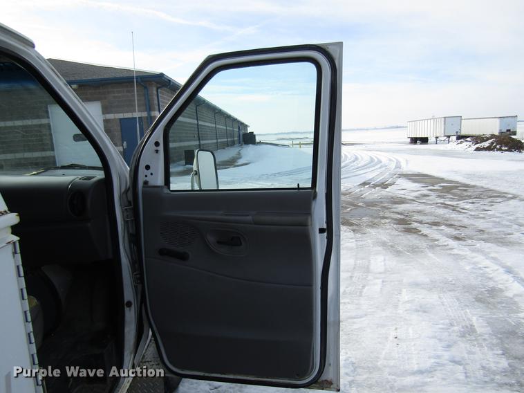 image for item DE5942 2000 Ford Econoline E350 Super Duty utility van