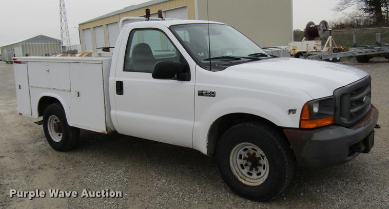 image for item DE5957 2000 Ford F250 Super Duty XL utility bed pickup truck