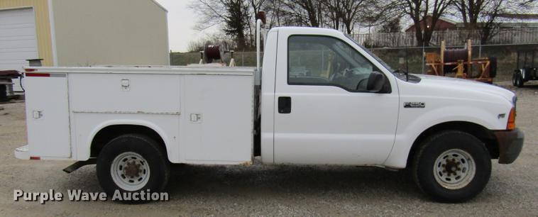 image for item DE5957 2000 Ford F250 Super Duty XL utility bed pickup truck