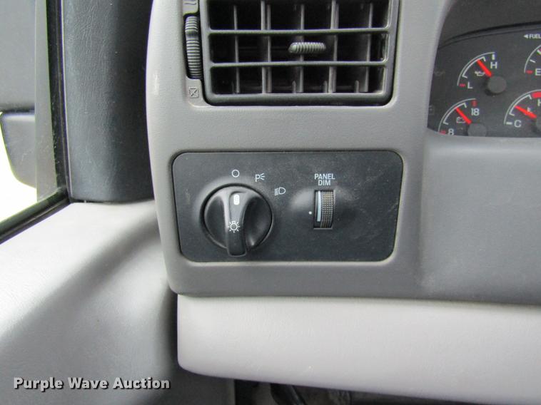 image for item DE5957 2000 Ford F250 Super Duty XL utility bed pickup truck