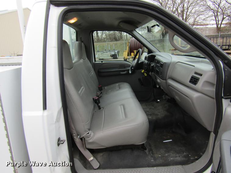 image for item DE5957 2000 Ford F250 Super Duty XL utility bed pickup truck