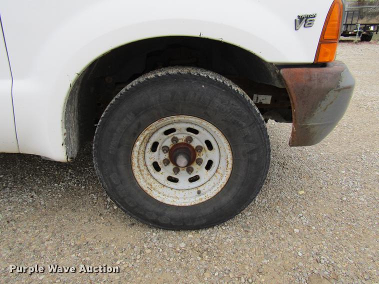 image for item DE5957 2000 Ford F250 Super Duty XL utility bed pickup truck