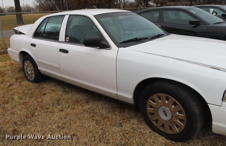 image for item DF1293 2004 Ford Crown Victoria Police Interceptor