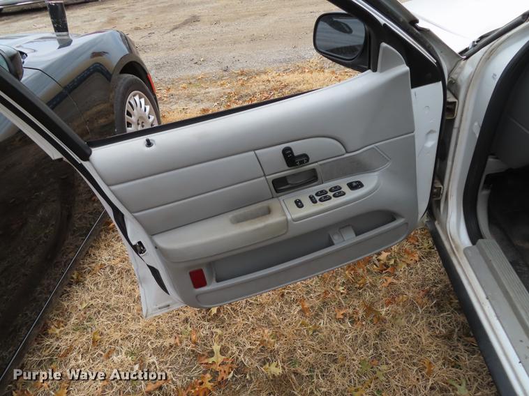 image for item DF1293 2004 Ford Crown Victoria Police Interceptor