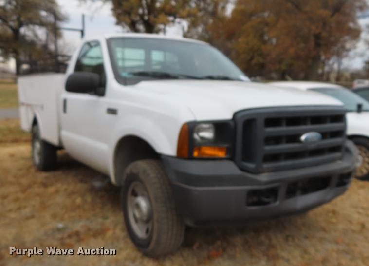 image for item DF1294 2007 Ford F250 Super Duty utility bed pickup truck