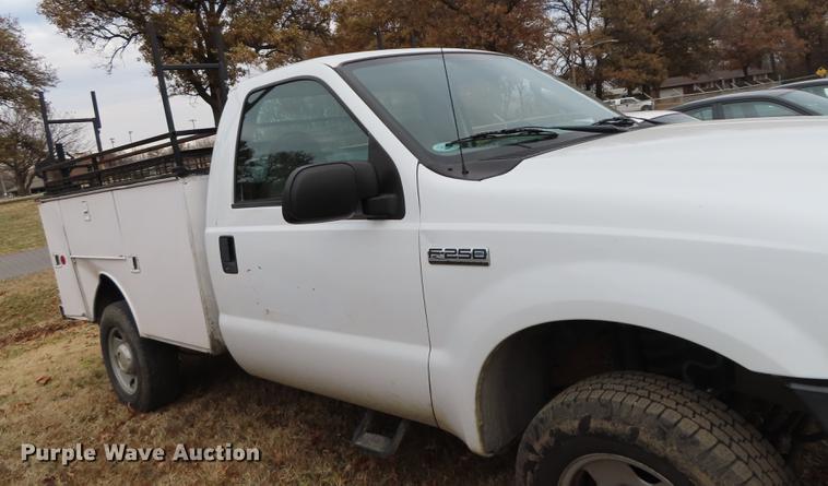 image for item DF1294 2007 Ford F250 Super Duty utility bed pickup truck