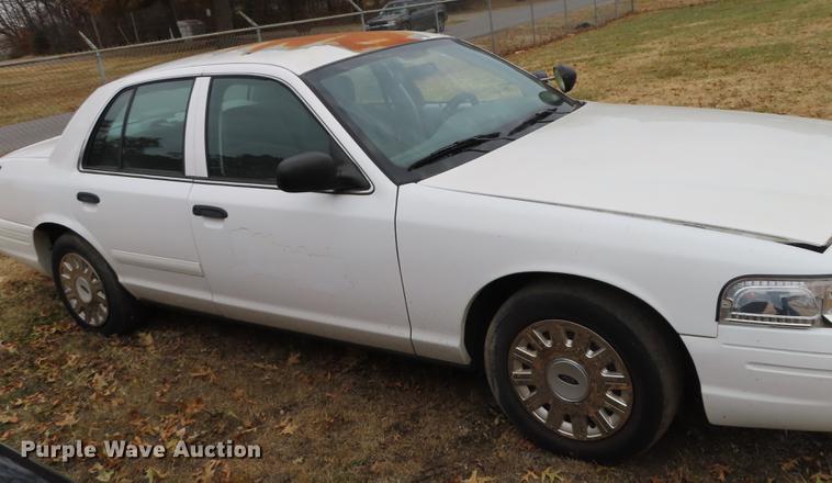 image for item DF1300 2005 Ford Crown Victoria Police Interceptor