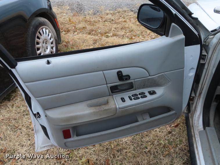 image for item DF1300 2005 Ford Crown Victoria Police Interceptor