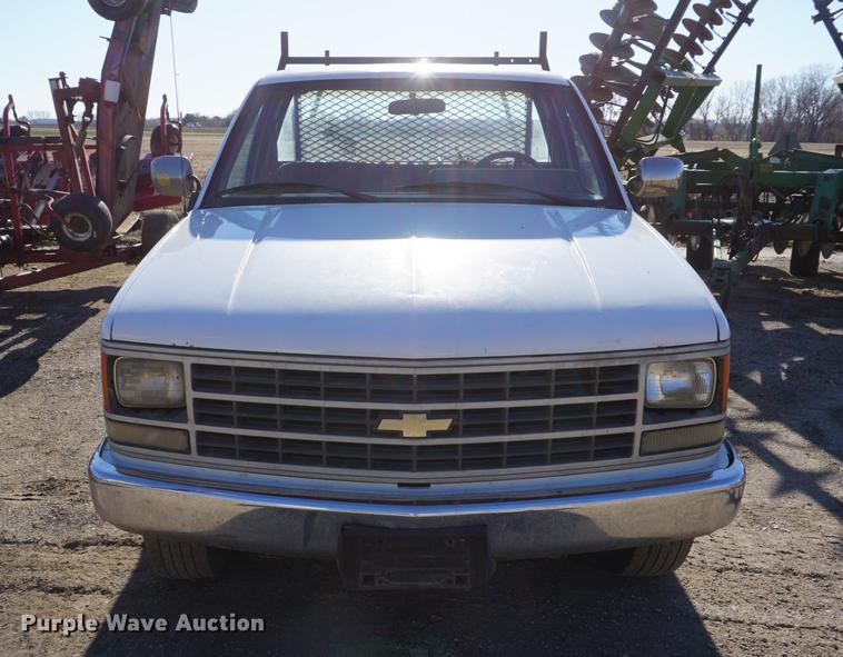 image for item DF1636 1990 Chevrolet 2500 flatbed pickup truck