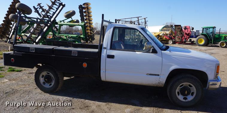 image for item DF1636 1990 Chevrolet 2500 flatbed pickup truck