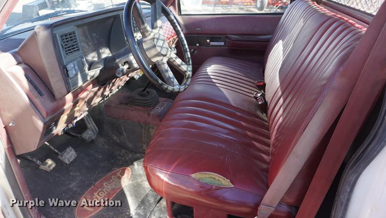 image for item DF1636 1990 Chevrolet 2500 flatbed pickup truck