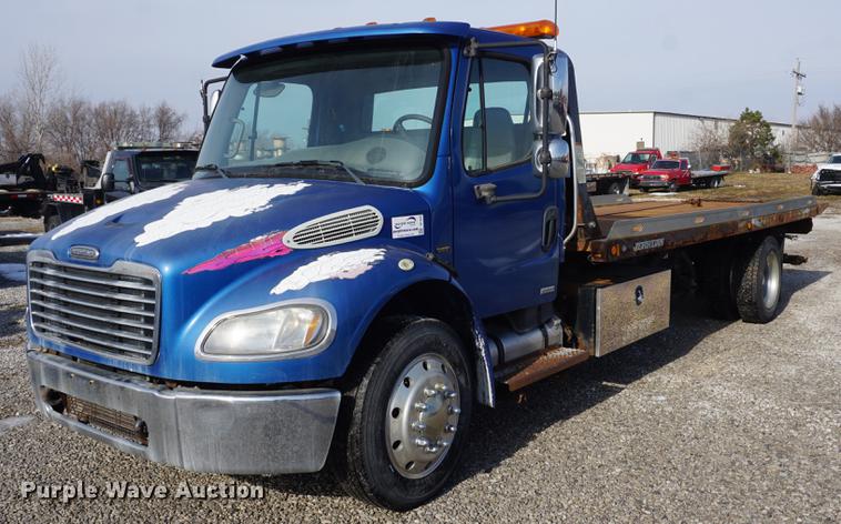 image for item DF1639 2007 Freightliner Business Class M2 rollback truck