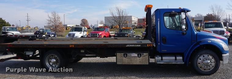 image for item DF1639 2007 Freightliner Business Class M2 rollback truck