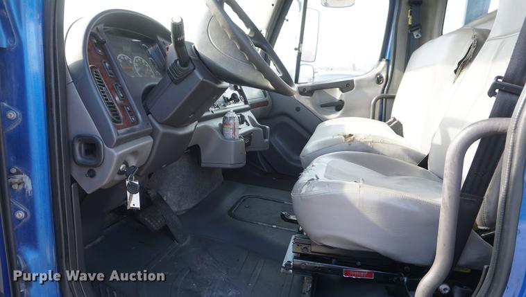 image for item DF1639 2007 Freightliner Business Class M2 rollback truck