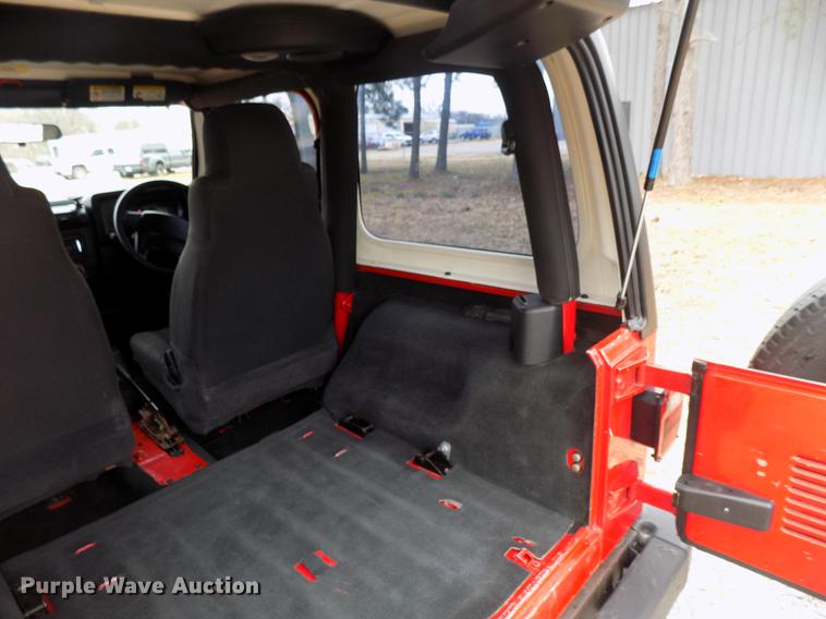 image for item DF2113 2004 Jeep Wrangler SUV