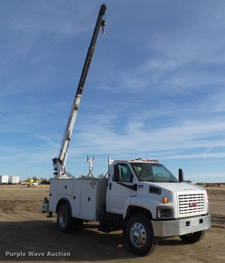 image for item DF2850 2004 Chevrolet C7500 service truck with crane