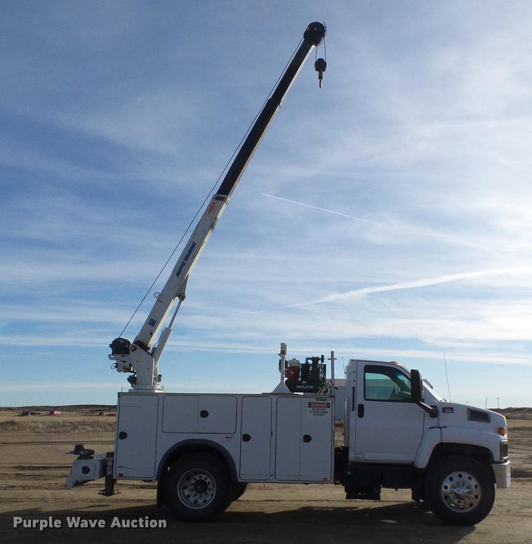image for item DF2850 2004 Chevrolet C7500 service truck with crane