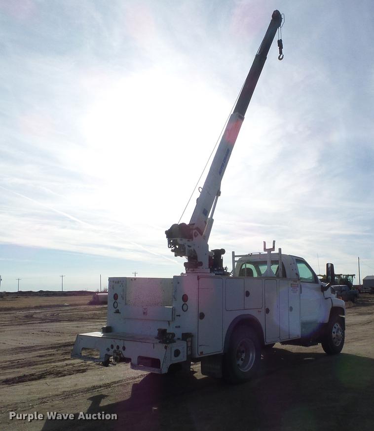image for item DF2850 2004 Chevrolet C7500 service truck with crane