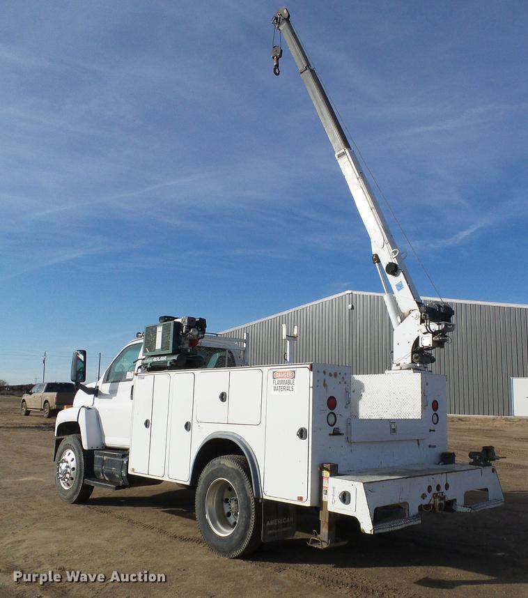 image for item DF2850 2004 Chevrolet C7500 service truck with crane
