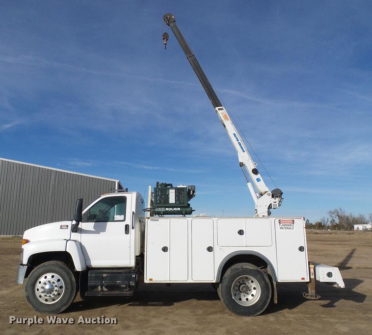 image for item DF2850 2004 Chevrolet C7500 service truck with crane