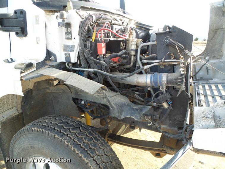 image for item DF2850 2004 Chevrolet C7500 service truck with crane