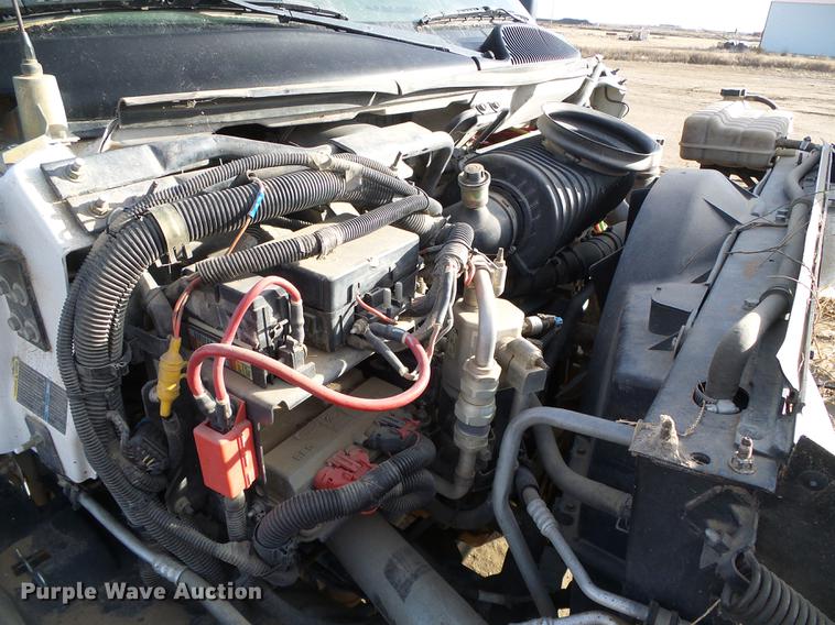 image for item DF2850 2004 Chevrolet C7500 service truck with crane