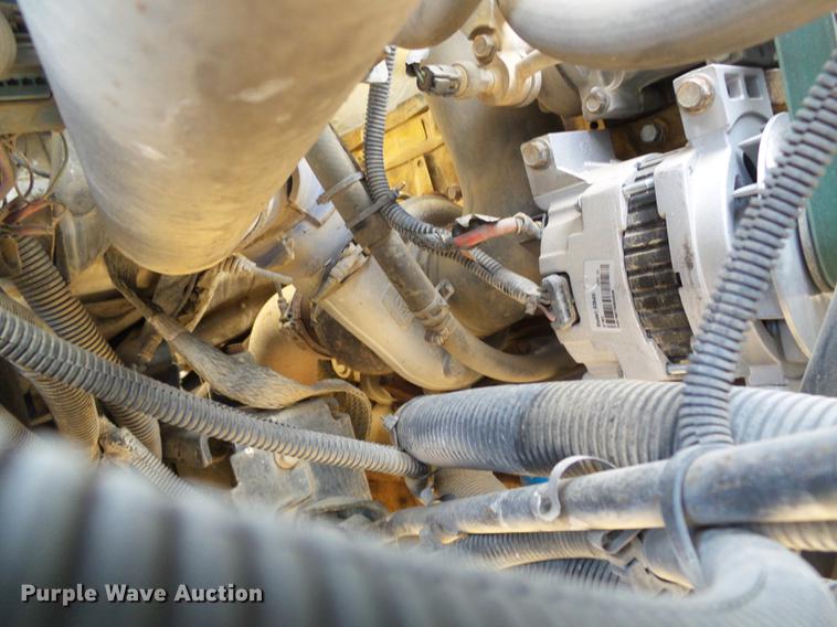 image for item DF2850 2004 Chevrolet C7500 service truck with crane