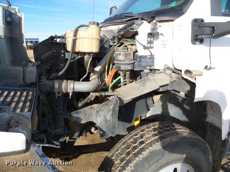 image for item DF2850 2004 Chevrolet C7500 service truck with crane