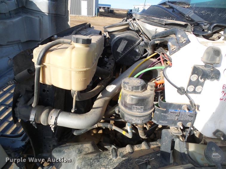 image for item DF2850 2004 Chevrolet C7500 service truck with crane