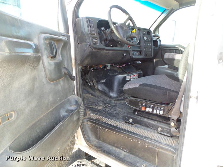 image for item DF2850 2004 Chevrolet C7500 service truck with crane