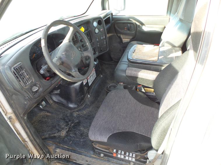 image for item DF2850 2004 Chevrolet C7500 service truck with crane